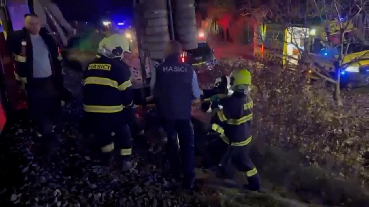 Slovacchia, scontro tra treni alle porte di Bratislava, decine di feriti: le immagini dei soccorsi