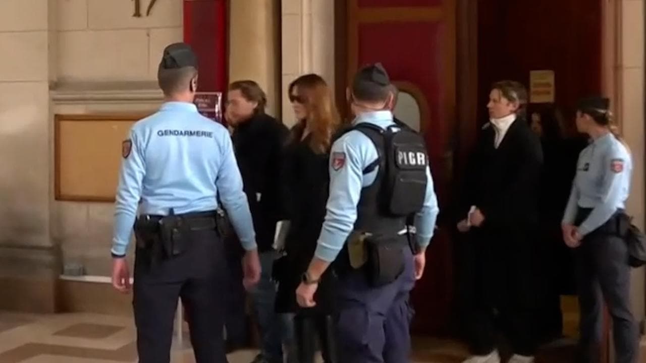 Parigi, la Procura chiede la libertà vigilata per Sarkozy: Carla Bruni lascia l'aula