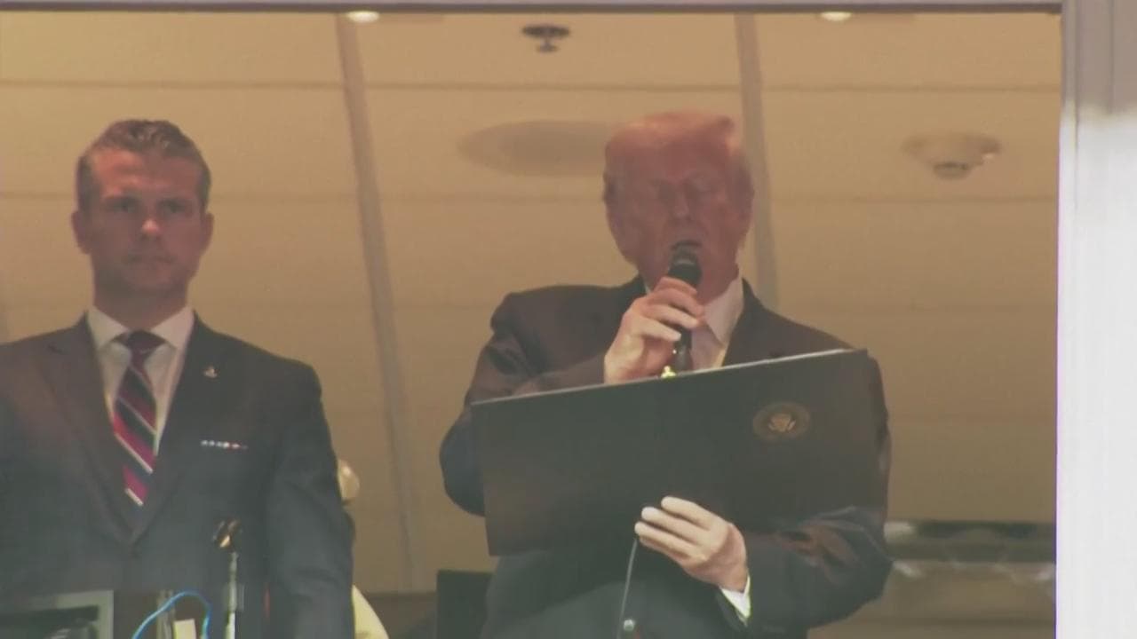 Maryland, Trump alla partita di football fischiato mentre declama il giuramento dei militari