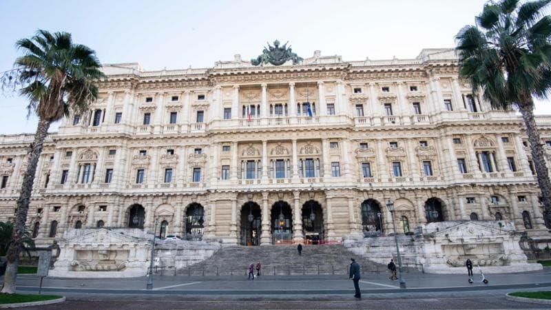 La Cassazione: l’azienda può controllare il pc del dipendente infedele