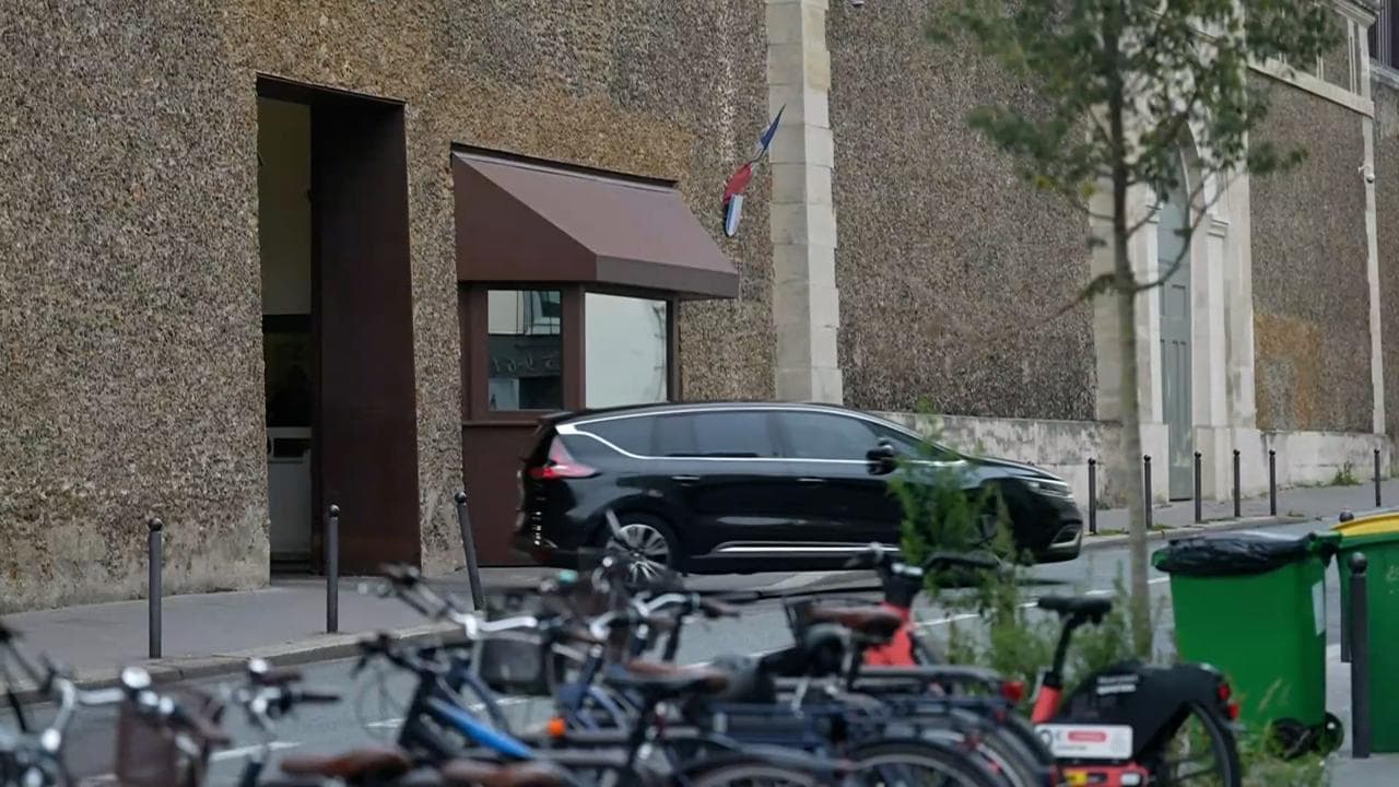 Parigi, Sarkozy lascia il carcere dopo la concessione della libertà vigilata