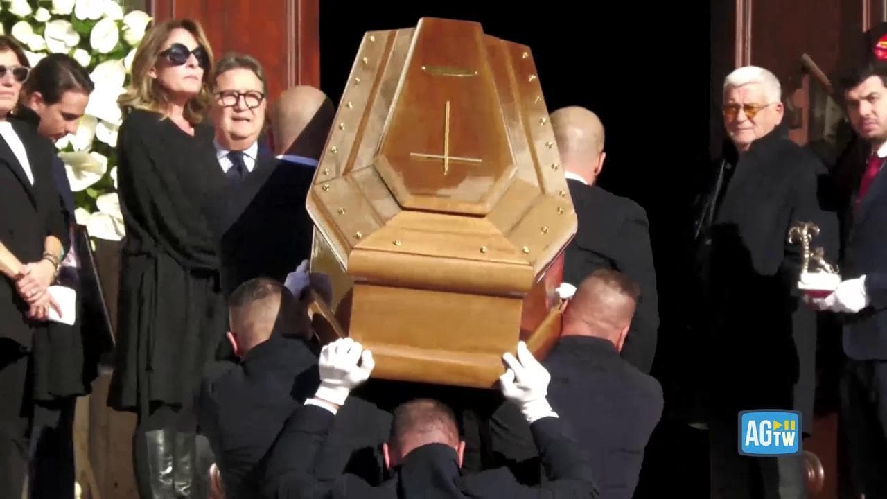 A Roma i funerali di Peppe Vessicchio: l'arrivo del feretro e la statuetta del festival di Sanremo