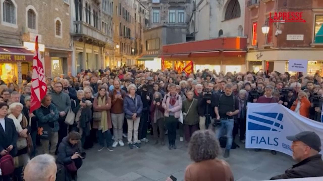 Teatro Fenice, musicisti in corteo contro la nomina di Venezi: "Qui nessuno dorme"