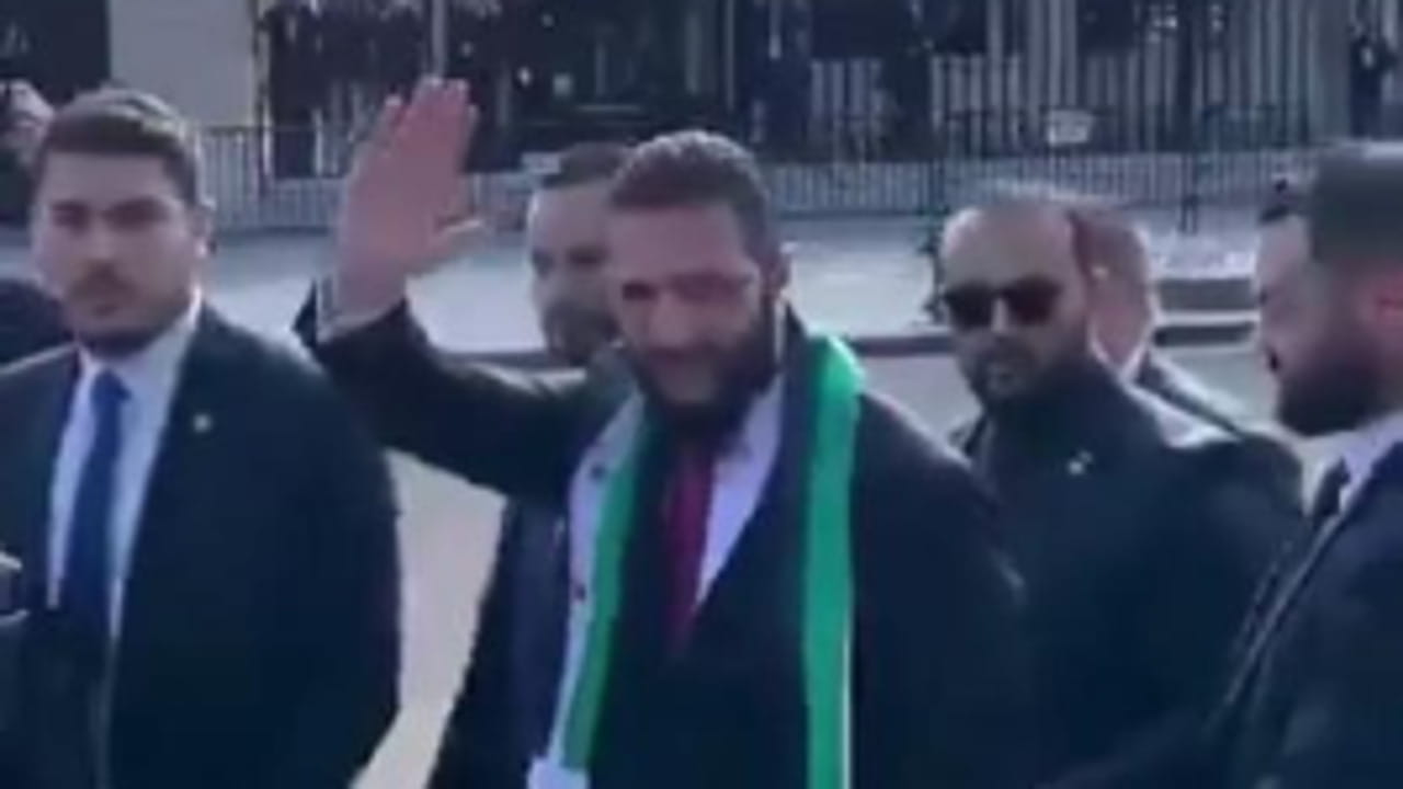 Al-Shaara saluta un centinaio di siriani fuori dalla Casa Bianca dopo l'incontro con Trump