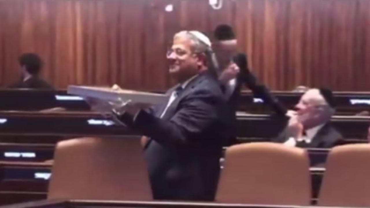 Knesset, Ben Gvir distribuisce dolcetti dopo il primo sì alla legge sulla pena di morte