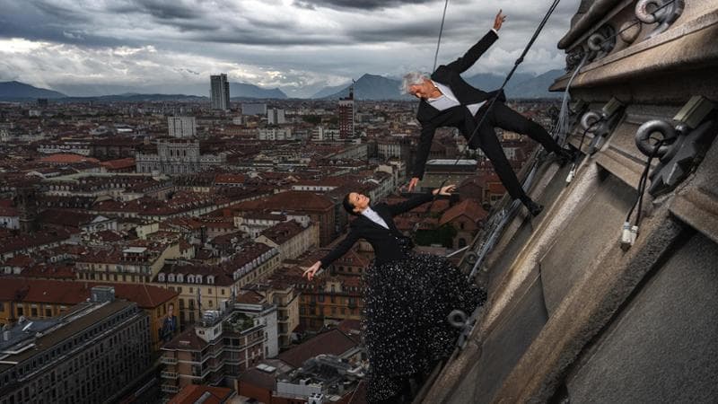 Kasia Smutniak e Domenico Procacci
 «Domenico mi fa: “Ah sai, ci appendiamo alla Mole”. “In che senso?”  ho chiesto. “Riccardo ci fa delle foto, non so bene, cose sue. Ma che ci frega delle foto, l’importante è che ci appendiamo...!”» (Riccardo Ghilardi)