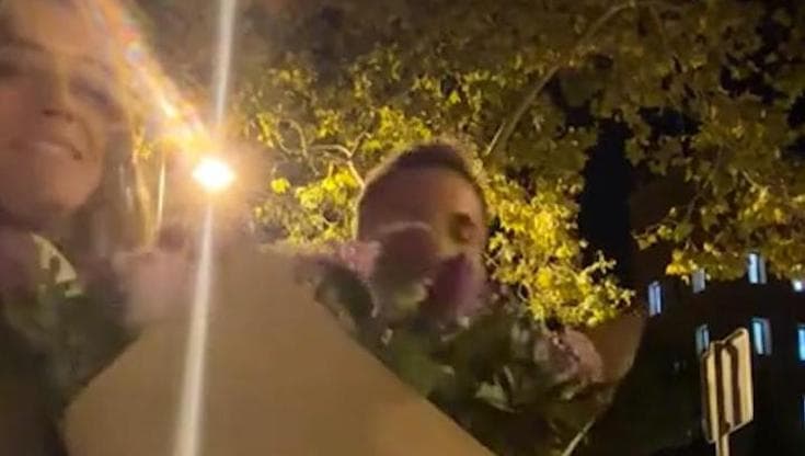 Barcellona, girano un video 'romantico' e sullo sfondo spunta Leo Messi
