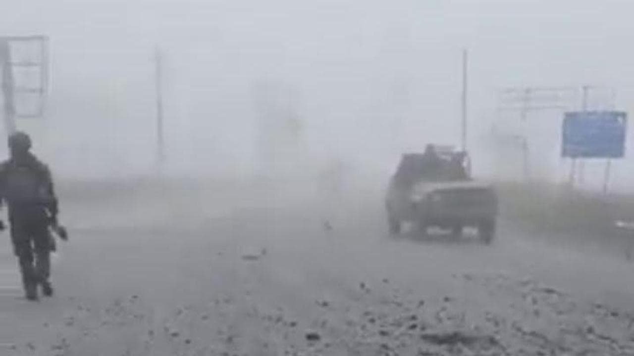 Ucraina, le truppe russe entrano a Pokrovsk: i soldati in moto avanzano nella nebbia