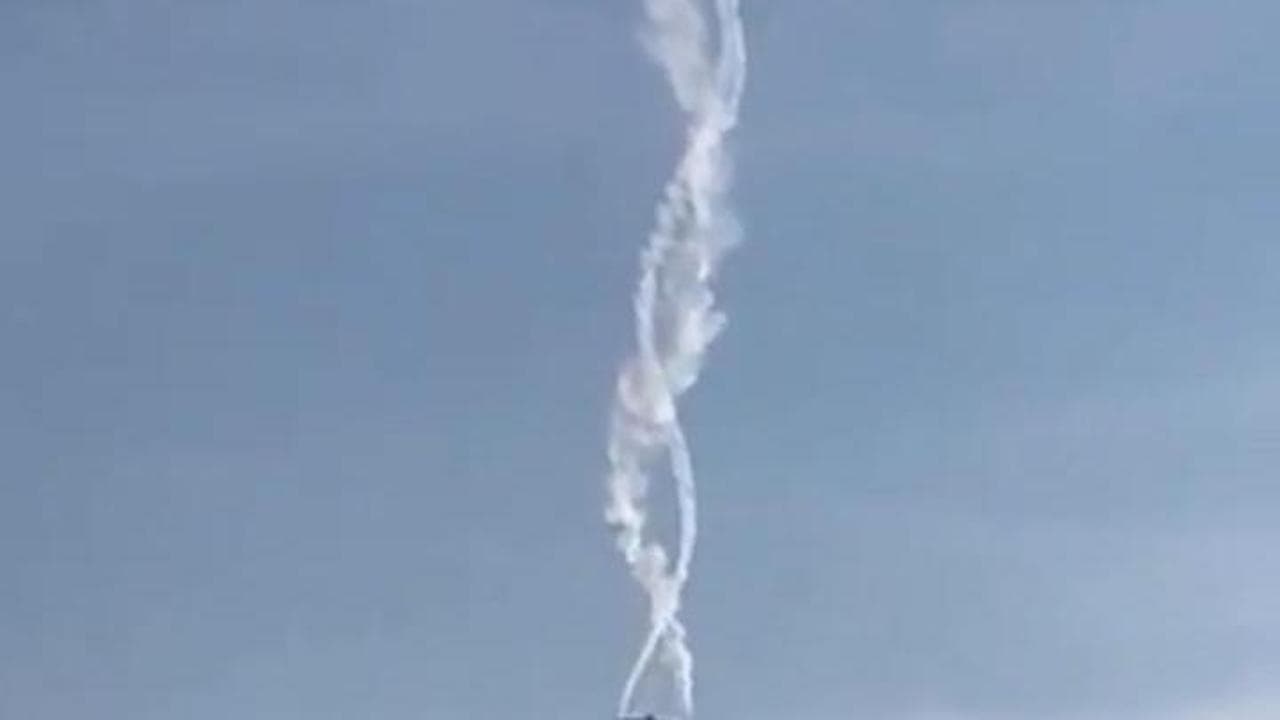 Aereo militare turco precipita in Georgia: la scia di fumo e poi lo schianto
