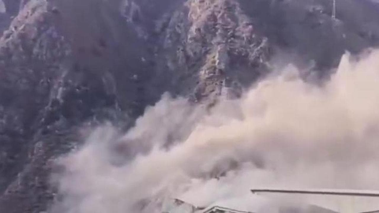 Cina, enorme ponte autostradale si sbriciola in pochi attimi: il crollo è impressionante