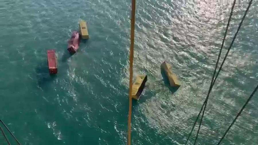MSC gemisinden denizdeki konteyner, Vte di Pra' limanı güvenlik nedeniyle Pazar gününden beri kapalı