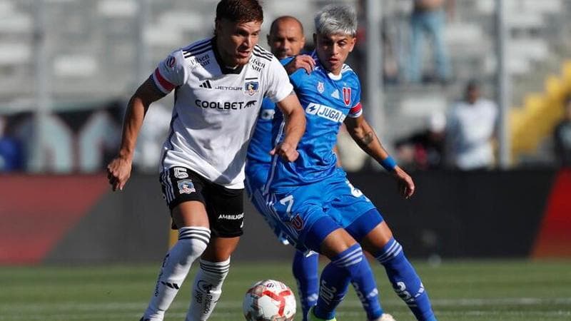 Colo Colo, in bianco, contro Universidad