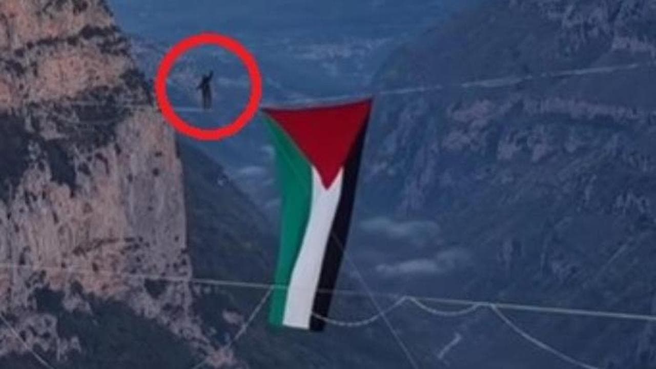 Grecia, la bandiera palestinese sospesa sulla gola di Vikos a 850 metri d'altezza