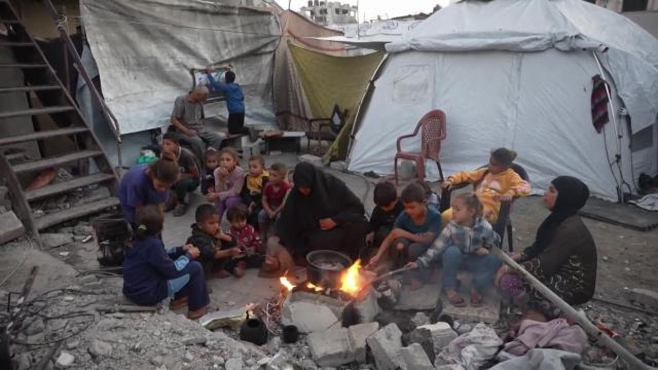 Gaza, coppia perde i cinque figli e si prende cura dei 36 nipoti orfani: "Chiedono dov'è papà"