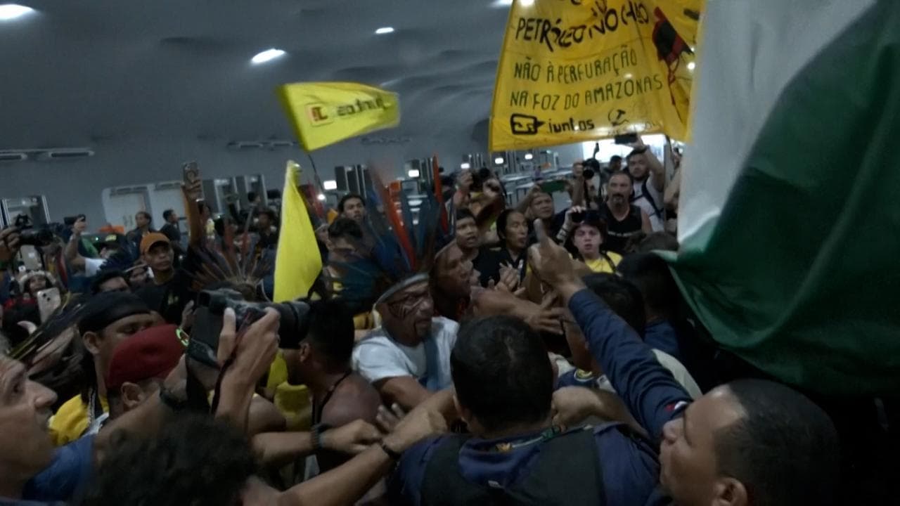 Scontri alla Cop30 in Brasile, le comunità indigene: "Non mangiamo denaro, vogliamo la terra libera"