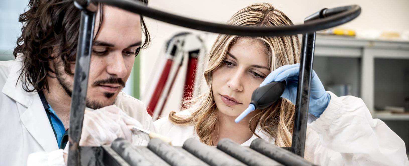 Gli studenti della scuola di restauro di Botticino, che basa la&nbsp; didattica ponendo al centro le esercitazioni direttamente sulle opere (foto Nicola Marfisi - Agf)
