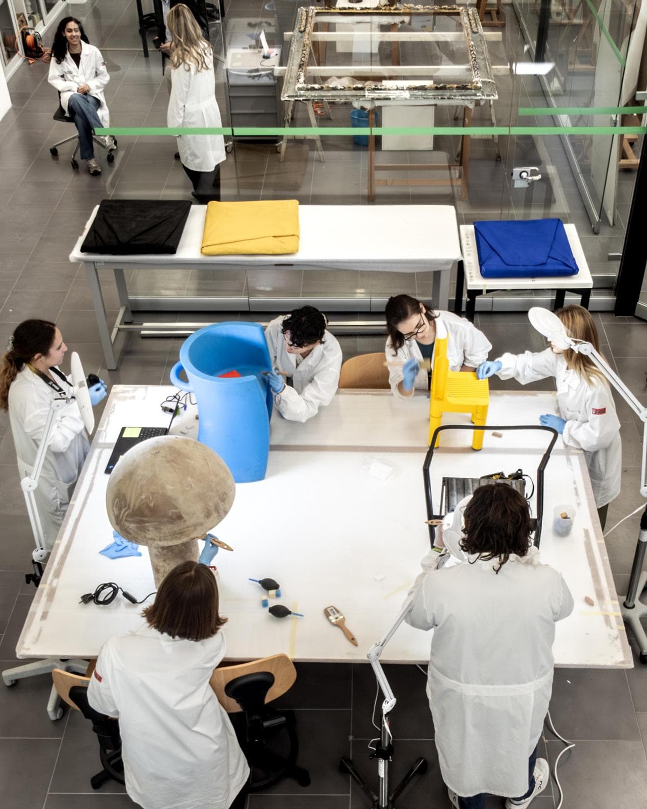 La Scuola di Restauro di Botticino,&nbsp;fondata nel 1974 a Milano, &egrave; stata una&nbsp;delle prime a occuparsi degli oggetti&nbsp;di design, di recente produzione e con&nbsp;problematiche proprie. Il titolo che&nbsp;rilascia dopo cinque anni di studio&nbsp;&egrave; equiparato alla laurea magistrale (foto Nicola Marfisi - Agf)
