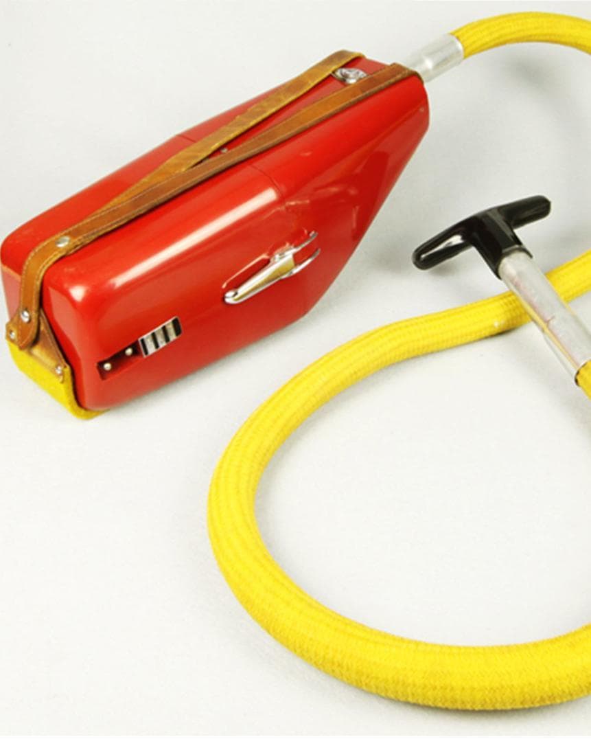 L&rsquo;aspirapolvere a spalla Spalter dei fratelli&nbsp;Castiglioni per Rem (1956) ha un guscio a zainetto&nbsp;in moplen e un tubo in materiale plastico che&nbsp;tende a sgretolarsi. &Egrave; uno degli oggetti della
Fondazione Castiglioni che sar&agrave; restaurato
