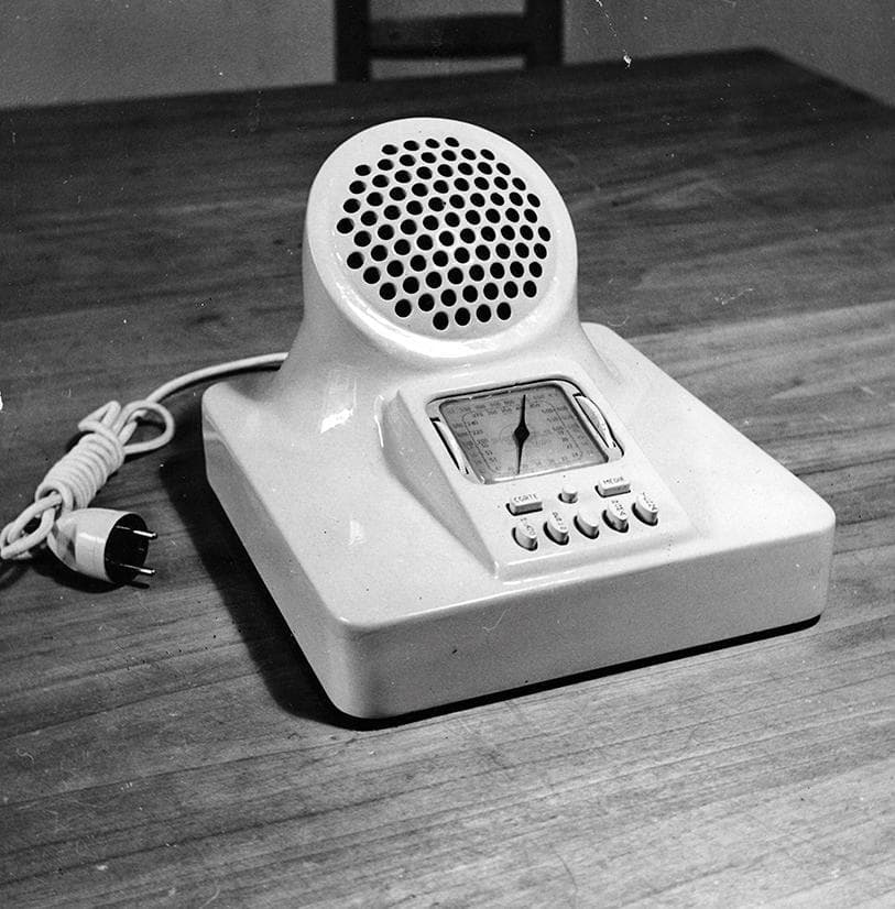 Il radioricevitore in bachelite disegnato per Phonola&nbsp;nel 1939 da Livio e Pier Giacomo Castiglioni, e Luigi&nbsp;Caccia Dominioni. Dotato di un circuito a cinque&nbsp;valvole, oggi pu&ograve; essere ancora messo in funzione&nbsp;grazie a valvole conservate da collezionisti
