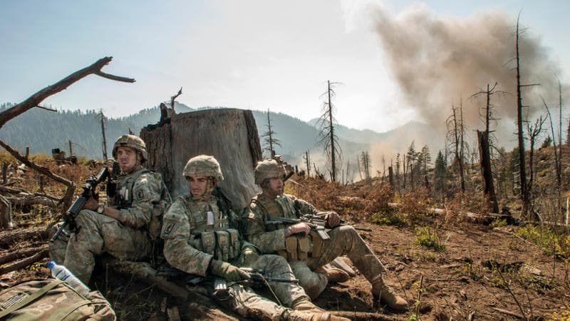 Afghanistan_Soldati americani in attesa di un elicottero per evacuare un commilitone ucciso nella valle di Korengal nel 2007