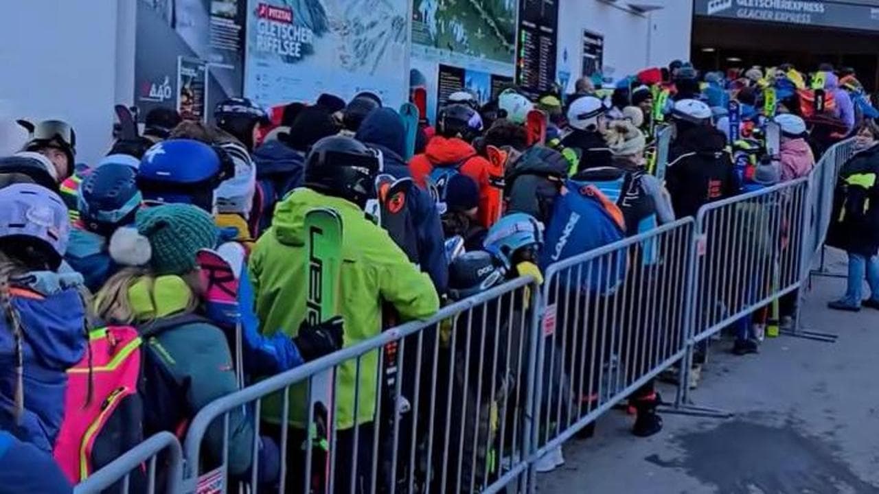 Overtourism in Tirolo: lunghe code di sciatori agli impianti sul ghiacciaio Pitztal, in Austria