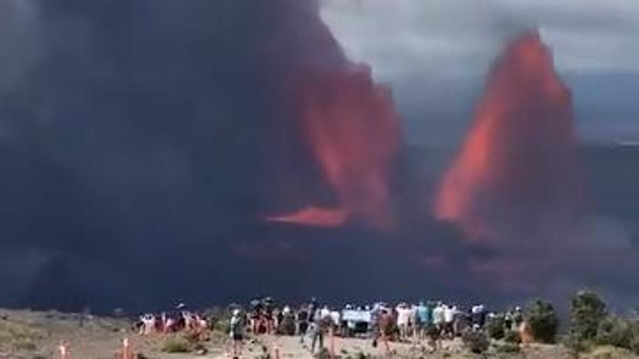 Hawaii, un raro "volnado" si alza dal Kilauea: il vortice di fuoco filmato dal cratere