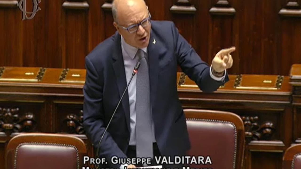 Valditara: "Falsità su femminicidi, vergognatevi". Alla Camera scoppia la bagarre