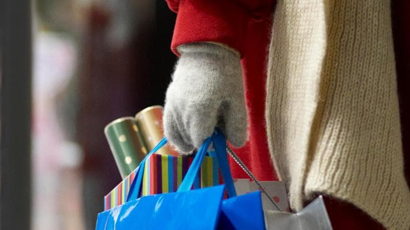 Shopping natalizio, italiani più attenti al budget: il 70% spenderà meno di 460 euro
