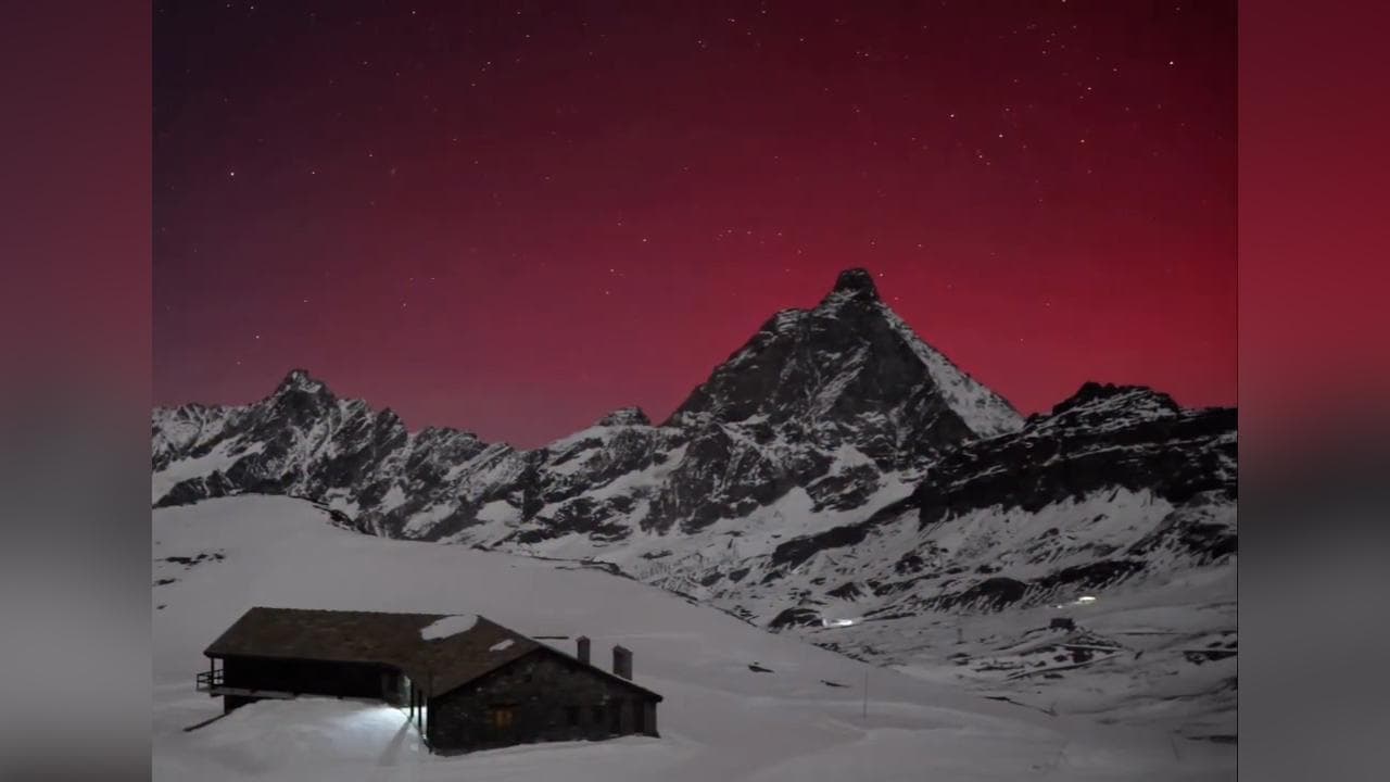 L'aurora boreale colora il cielo notturno: lo spettacolo mozzafiato sul Cervino