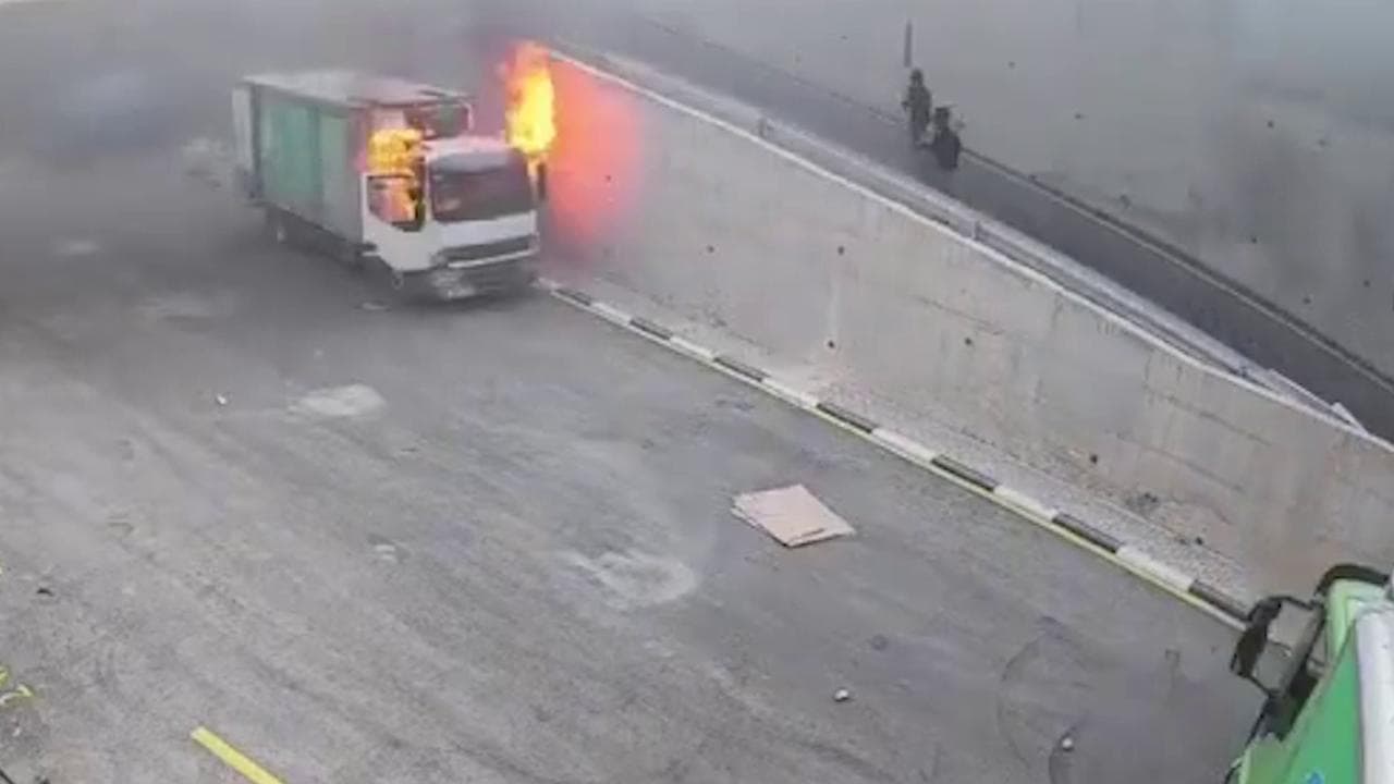 Cisgiordania, coloni mascherati fanno irruzione in un caseificio: bruciati camion e auto