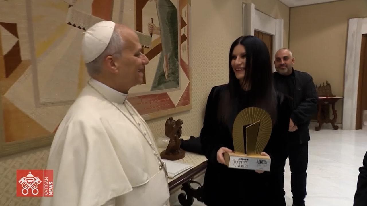 Papa Leone riceve Laura Pausini in Vaticano: "Sono un suo fan dai tempi di Sanremo"