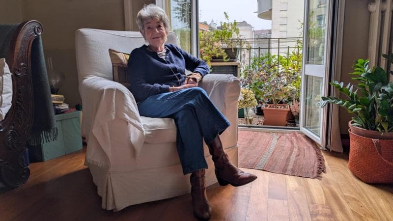 La signora Franca nel salotto del suo appartamento in una zona semicentrale di Milano: lo metterà sul mercato tra due anni, quando ne avrà 70: soglia dopo la quale la valutazione sale (Getty images)