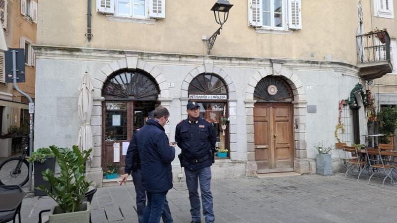 La polizia davanti al palazzo dove è avvenuto il delitto