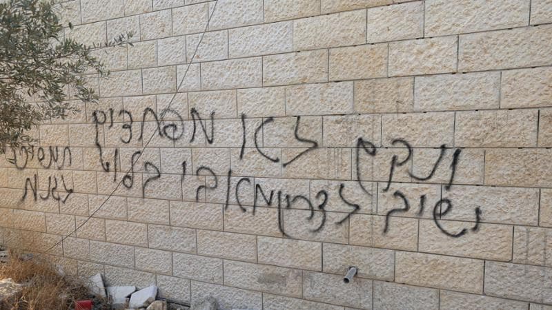 Graffiti lasciati dai coloni sul muro della moschea