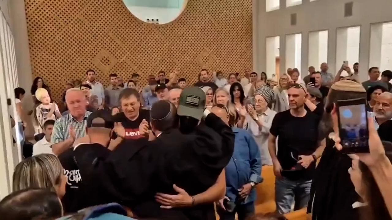 Israele: l'applauso in tribunale ai soldati accusati di aver abusato di un detenuto palestinese