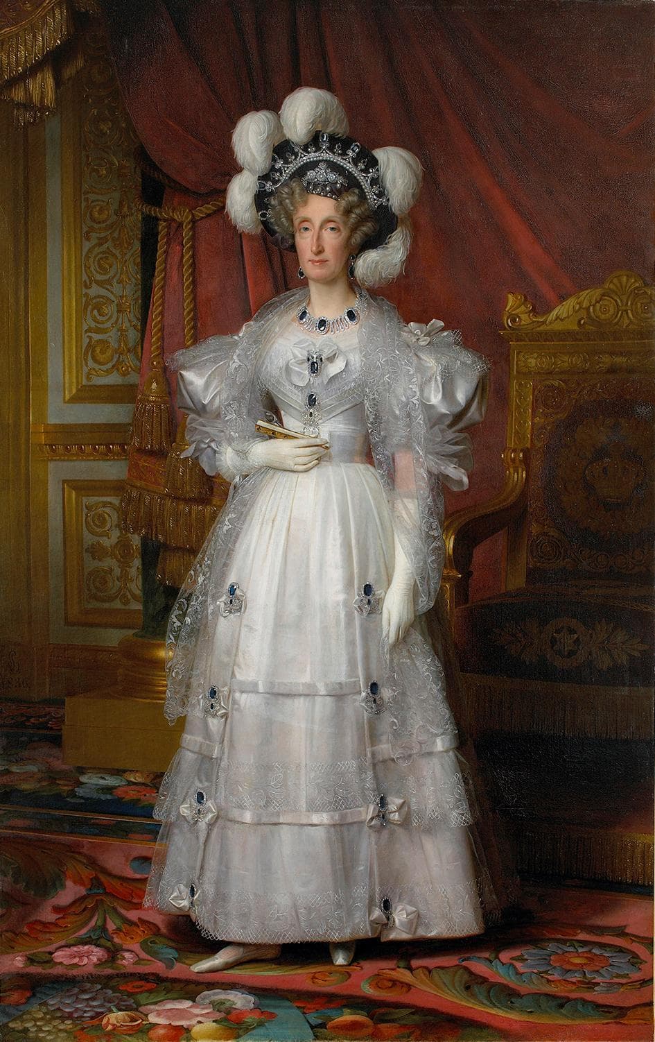 Maria Amalia di Borbone, indossa tiara, collana e orecchini che saranno rubati nel 2025. Olio su tela di Louis Hersent, dipinto nel 1836. Collezione del Palazzo di Versailles. Fonte: http://collections.chateauversailles.fr/#399dd6b1-d90c-4ac3-83ff-817cde1fa911