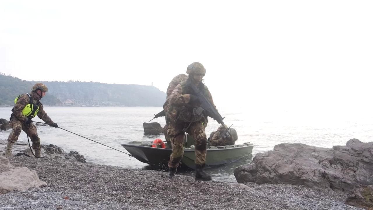 Duino, gli aspiranti alpini si addestrano così: l'esercitazione in mare nel Triestino