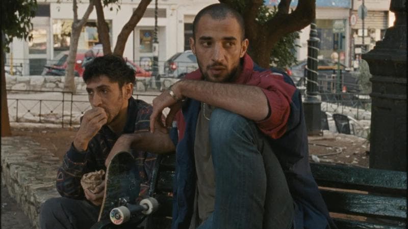 Nel film di Mahdi Fleifel, Mahmood Bakri e Aram Sabbah sono Chatila e Reda, cugini palestinesi ad Atene