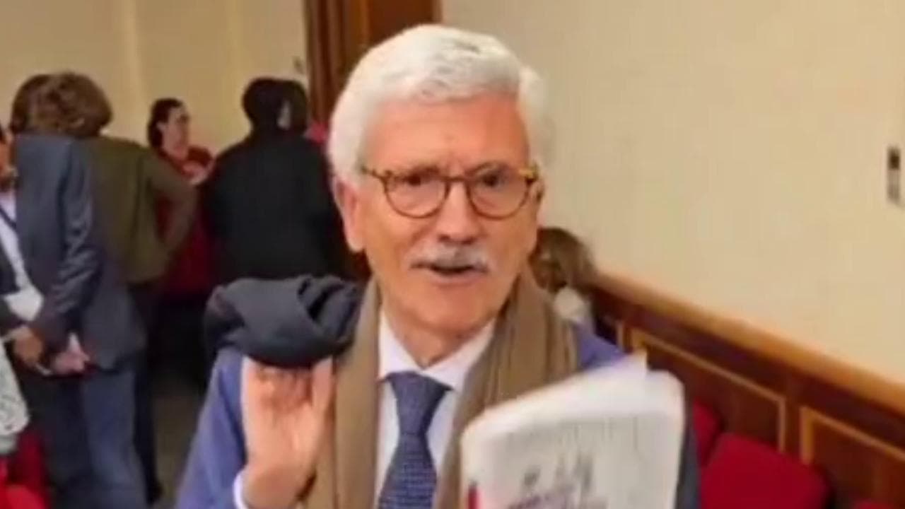 "La Roma vincerà lo scudetto?": il gesto scaramantico del tifoso D'Alema