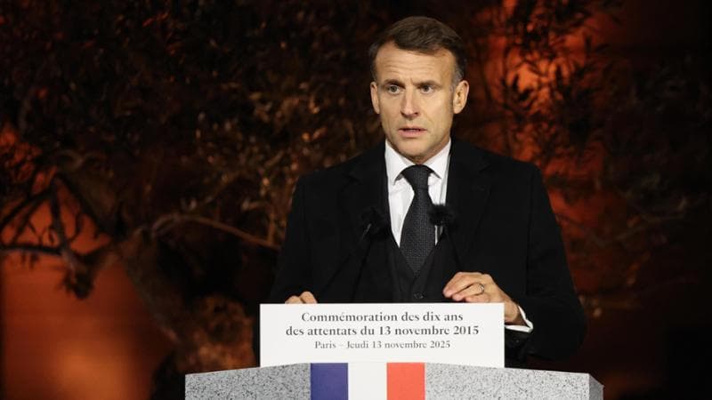 Parigi ricorda le stragi del 2015, Macron: “Abbiamo resistito”