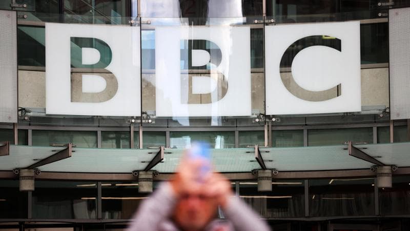 La Bbc chiede scusa a Trump dopo le polemiche, ma poi lo sfida: “No a qualsiasi risarcimento”