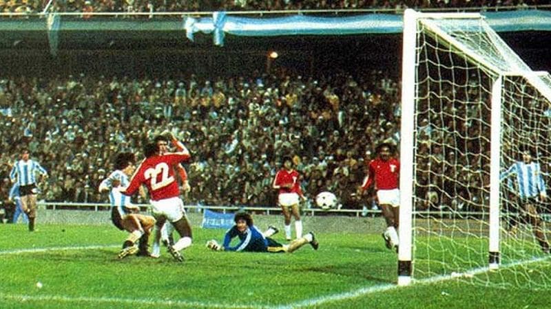 Argentina-Perù 6-0: il portiere Quiroga osserva il pallone entrare nella sua porta