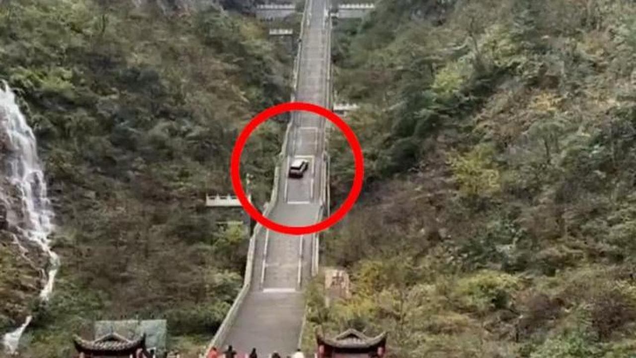 Cina, Suv elettrico sfida la scalinata Tianmen ma scivola giù: la campagna promozionale è un flop