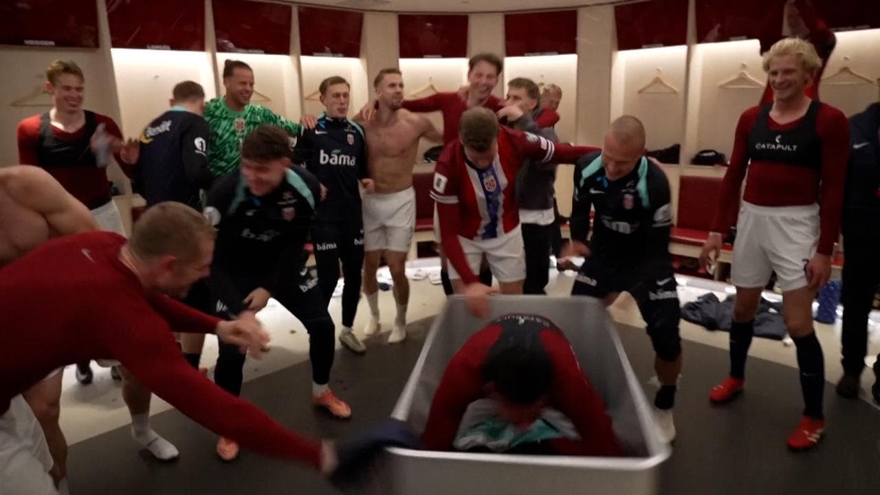 Mondiali a un passo, la Norvegia festeggia negli spogliatoi: giocatore nella cesta dei panni sporchi
