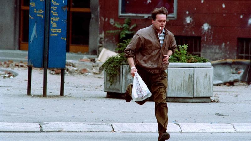 Sarajevo 1992: un uomo corre per sfuggire ai colpi dei cecchini (Foto GEORGES GOBET / AFP)