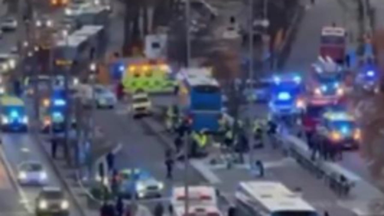 Stoccolma, un bus di linea si schianta contro la fermata. "Ci sono morti e morti e feriti"