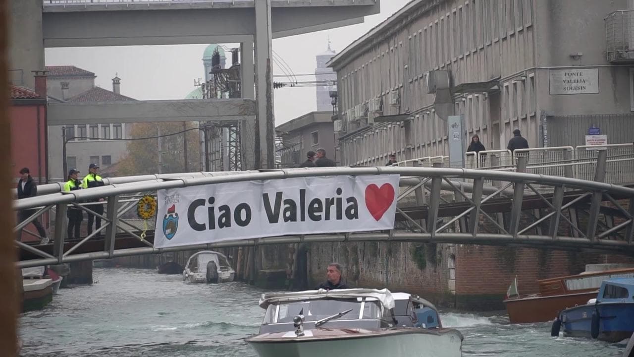 Venezia ricorda Valeria Solesin, uccisa al Bataclan: la cerimonia davanti al ponte a lei dedicato