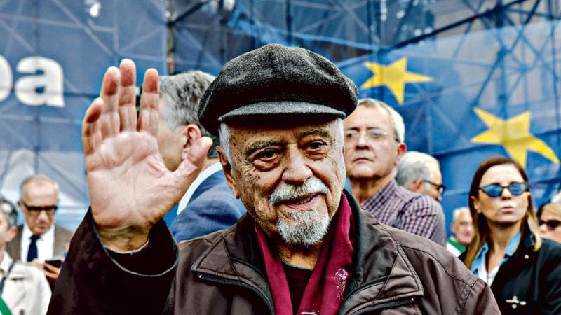 Achille Occhetto a Piazza del Popolo durante la manifestazione ‘Una piazza per l’Europa’