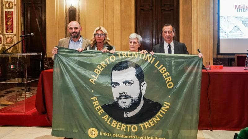 MILANO - Incontro "Milano intrecci di Memoria" organizzato da Fondazione Franceschi in Sala Alessi a Palazzo Marino. In foto: il sindacvo Giuseppe Sala e l'avvocata di Giulio Regeni Alessandra Ballerini espongono la bandiera in solidarietà a Alberto Trentini in prigione in Venezuela da ormai un anno. 14 novembre (Milano - , <credi