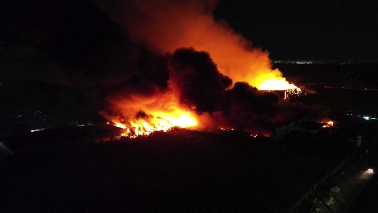 Esplosione in un complesso industriale vicino a Buenos Aires: le immagini dal drone
